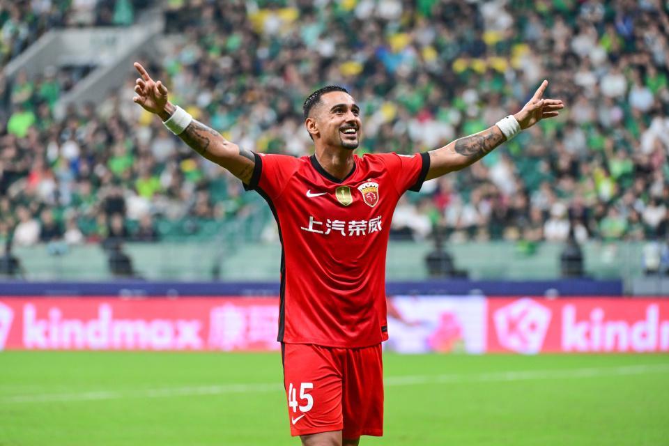 沙巴体育-莱昂纳多2026首球！破149天球荒，吐舌头庆祝，蒯纪闻妙传